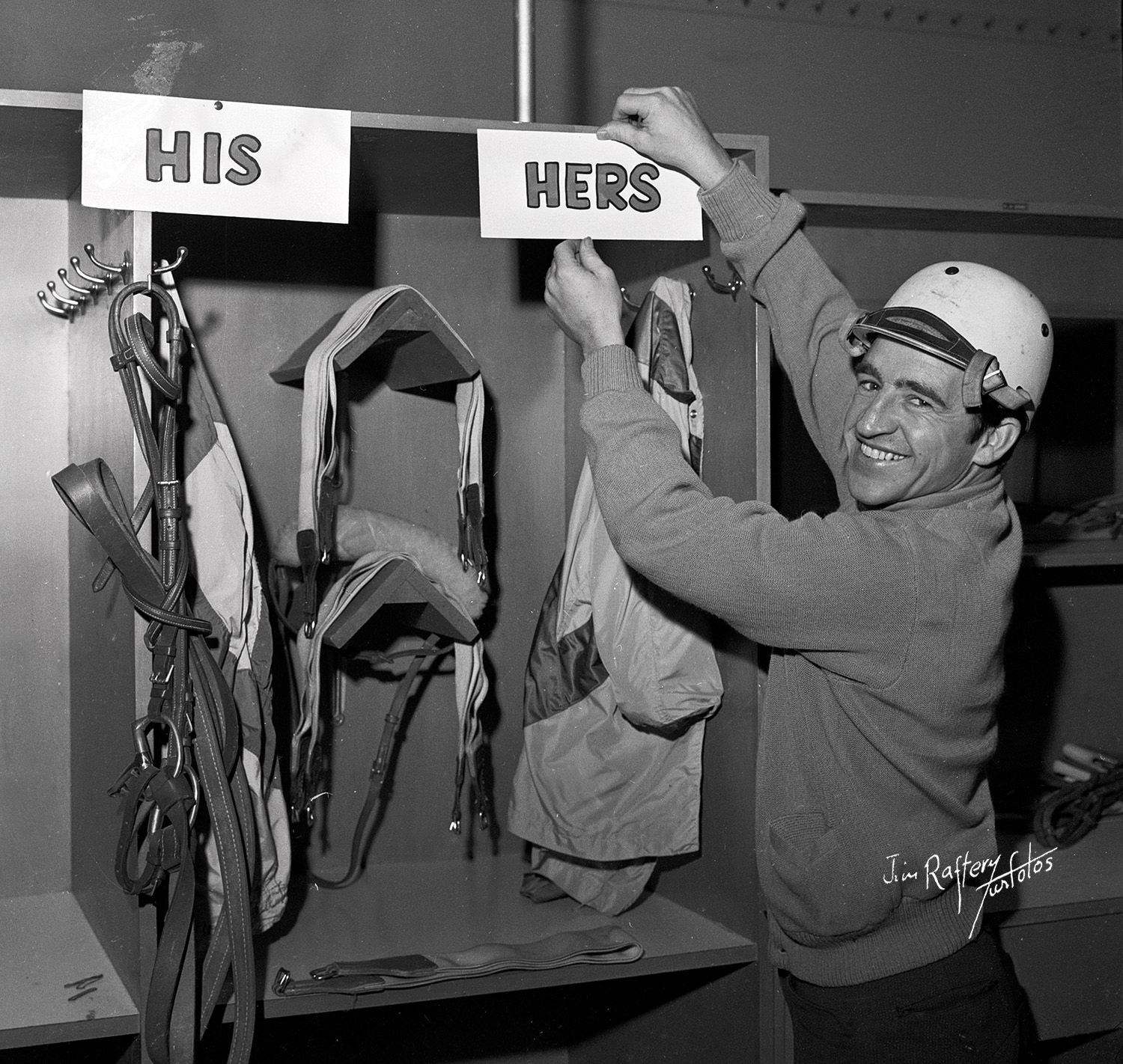 Bobby Ussery with "His" and "Hers" signs, Jan. 13, 1969 (Jim Raftery Turfotos)