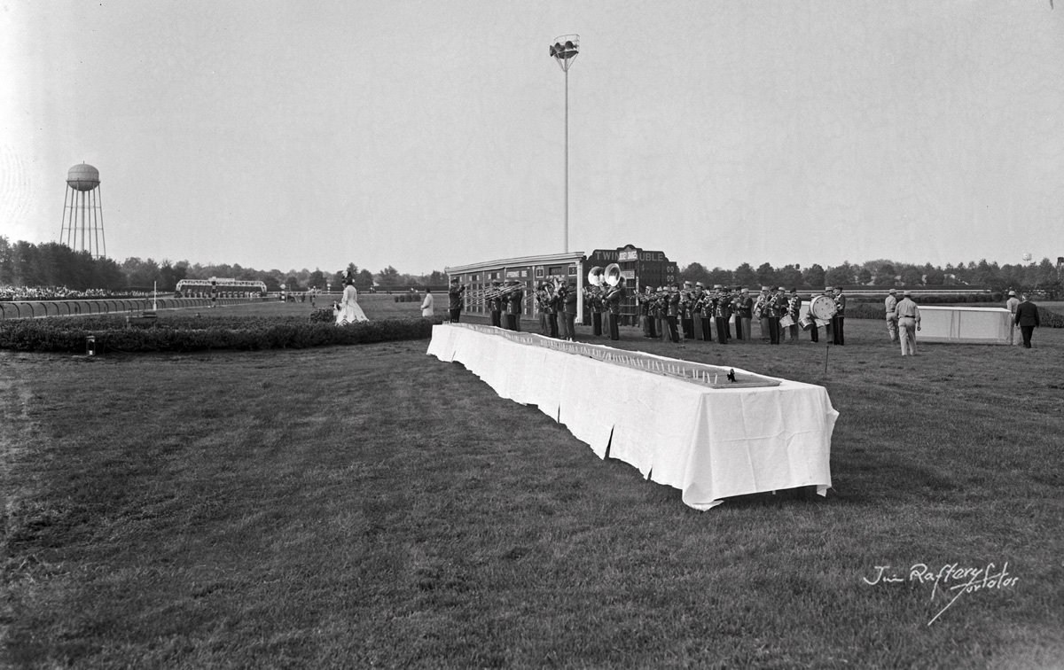 Jersey Derby 100th birthday, celebratory cake to go with the celebration, Garden State Park, May 30, 1964 (Jim Raftery Turfotos)
