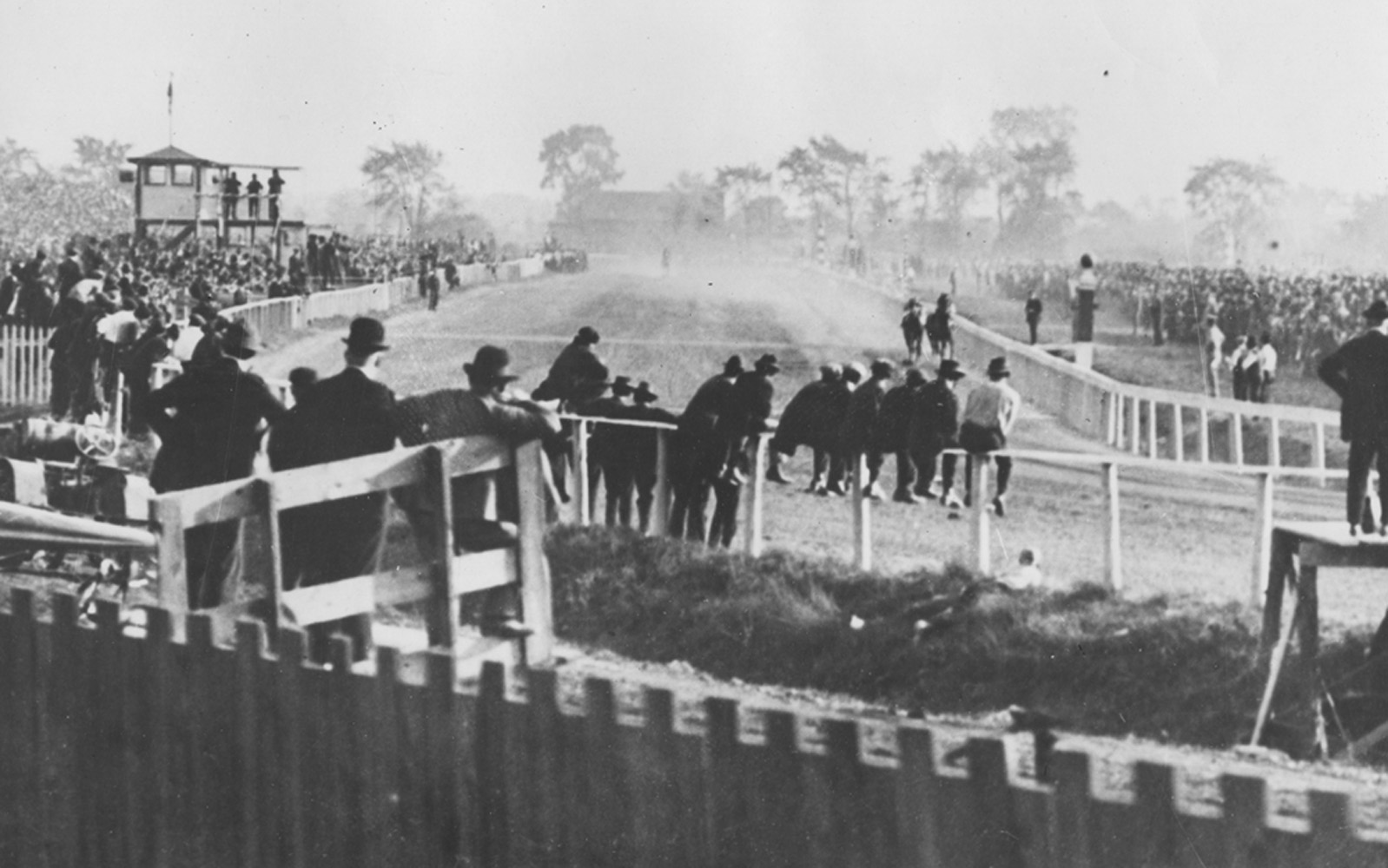 Man o' War duels Sir Barton in the Kenilworth Gold Cup match race on Oct. 12, 1920 in Windsor, Ontario (Brown Bros./Museum Collection)
