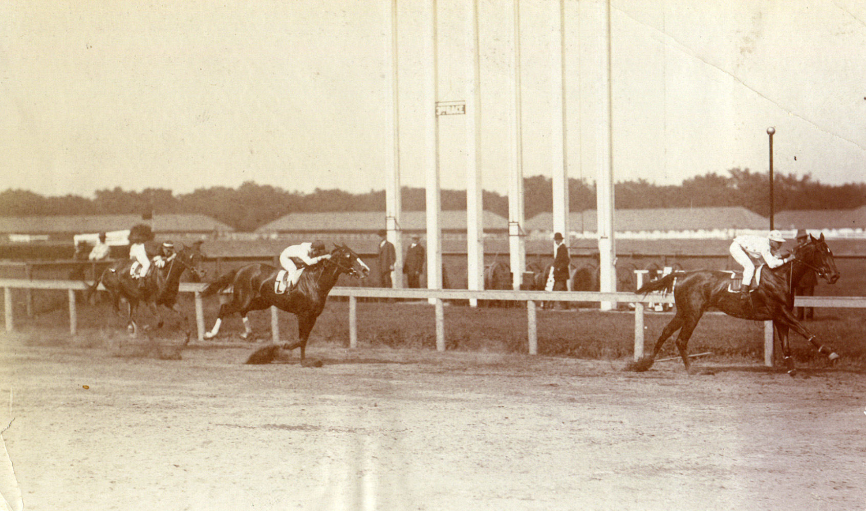Maskette (Scoville up) winning the 1909 Gazelle at Gravesend (Museum Collection)