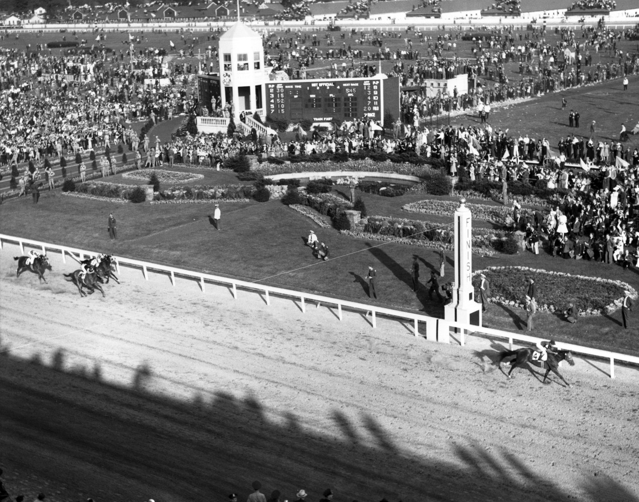 Aerial view of the finish in the 1941 Kentucky Derby, won by Whirlaway with Eddie Arcaro up (Churchill Downs Inc./Kinetic Corp. /Museum Collection)