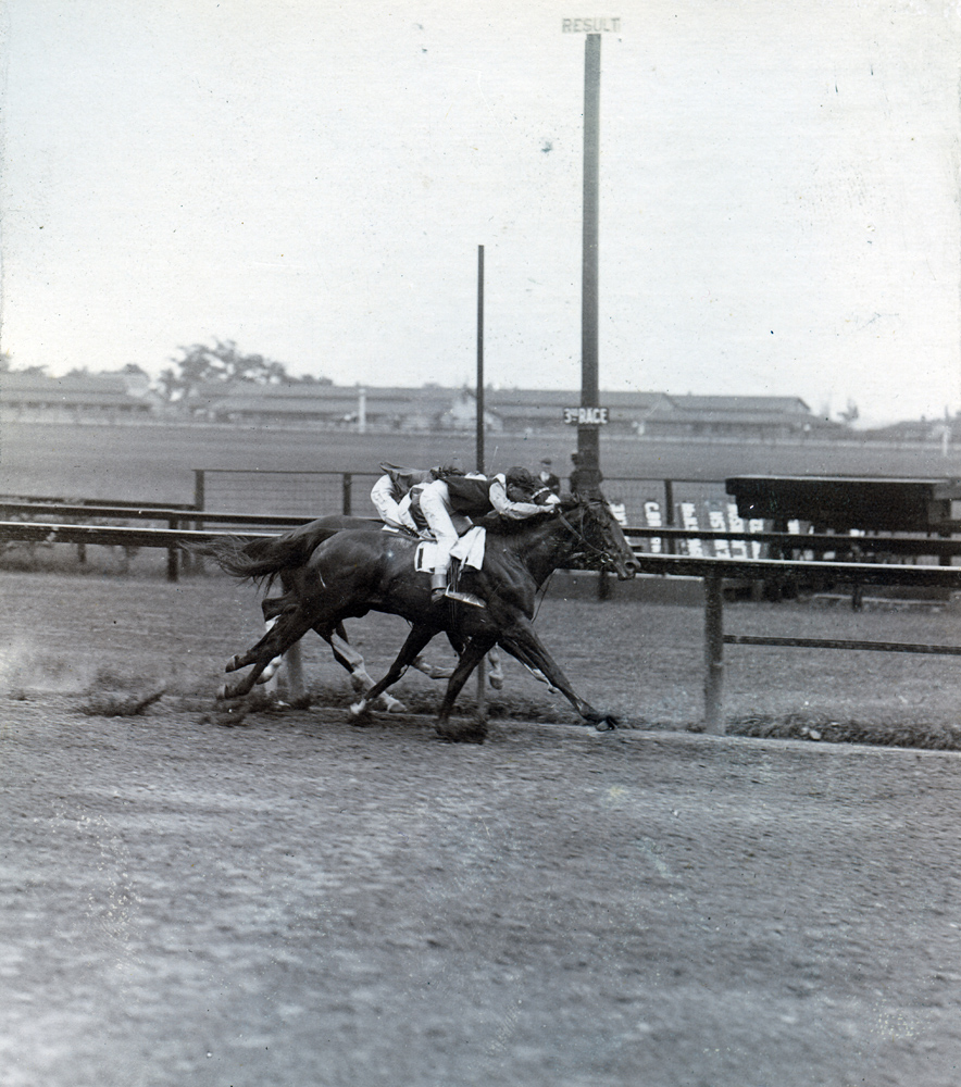 Vincent Powers and Dalmatian winning the 1909 Surf Stakes (Keeneland Library Hemment Collection)