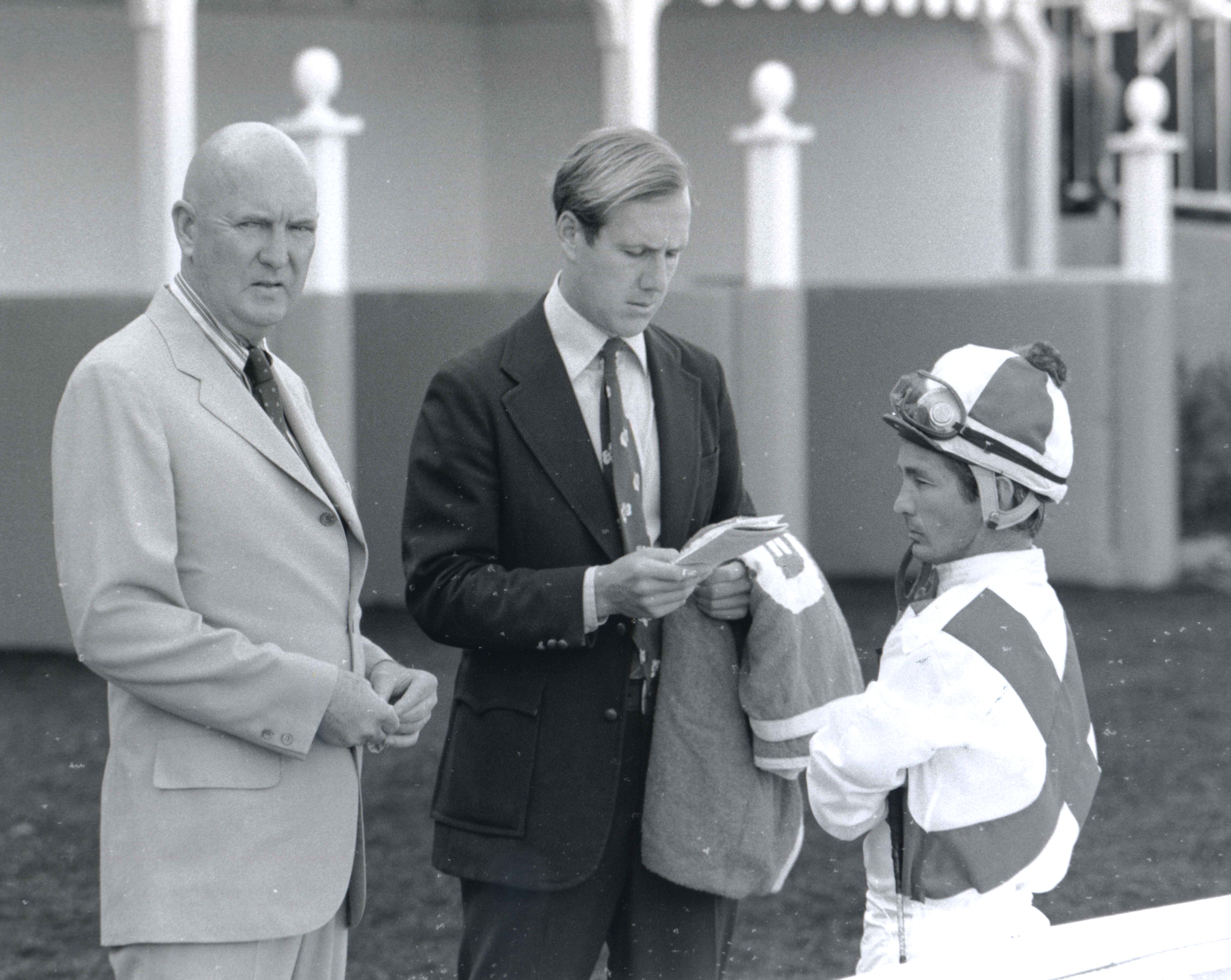 Charles Whittingham, Neil Drysdale, and Bill Shoemaker in the saddling area at Hollywood Park in 1973 (Bill Mochon/Museum Collection)